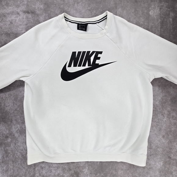 Nike Sportswear Essential Fleece Pullover Sweatshirt - Picture 3 of 13